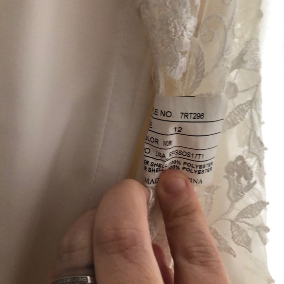 Never worn wedding dress - Picture 6 of 8